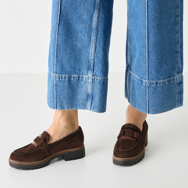Mocasines para mujer en serraje marrón con adorno en el empeine