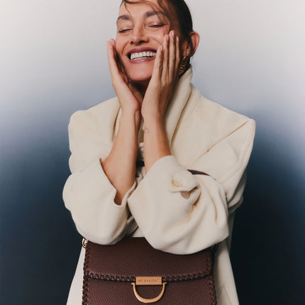 Bolsos para hombro con asa bandolera y tapa con adorno metálico