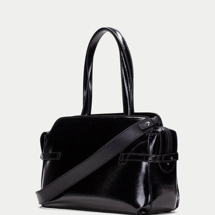 Bolsos de dos asas en charol negro con bandolera ajustable