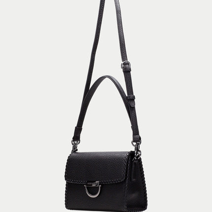 Bolsos para hombro con asa bandolera y tapa con adorno metálico