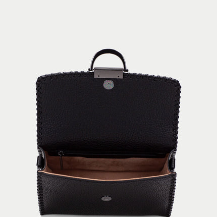 Bolsos para hombro con asa bandolera y tapa con adorno metálico