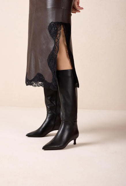 Botas altas de piel con punta afilada y tacón fino INVER