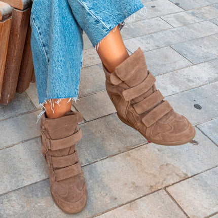Deportivas de serraje con cuña interior y velcros