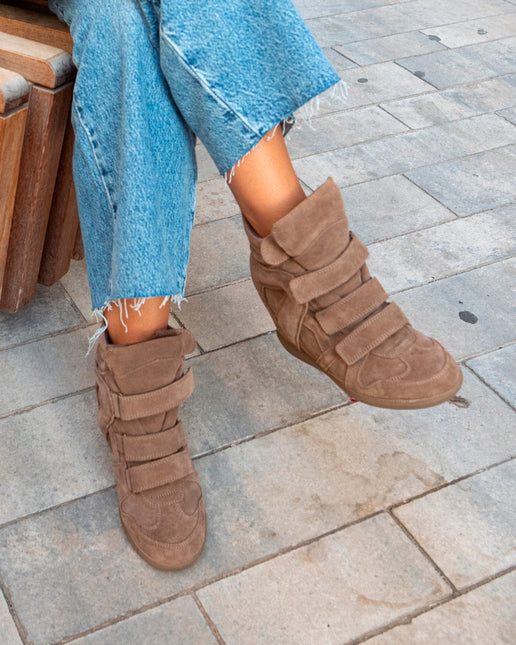 Deportivas de serraje con cuña interior y velcros