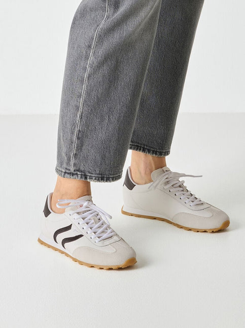 Zapatillas deportivas blancas con detalles en negro