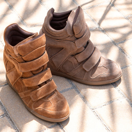 Deportivas de serraje con cuña interior y velcros