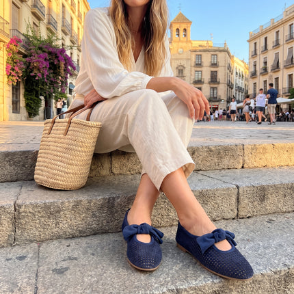Zapatos de serraje azul marino con calados y adorno de lazo