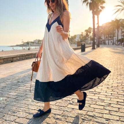 Zapatos de serraje azul marino con calados y adorno de lazo
