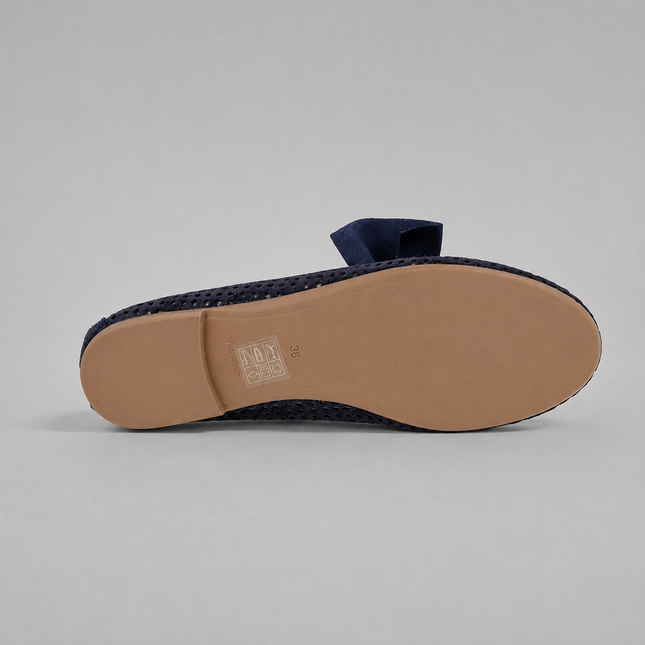 Zapatos de serraje azul marino con calados y adorno de lazo