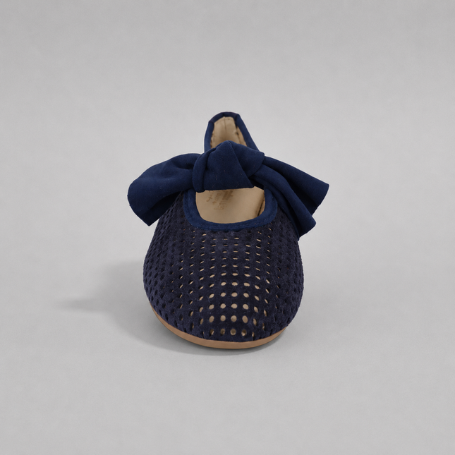 Zapatos de serraje azul marino con calados y adorno de lazo