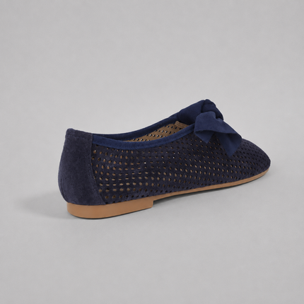 Zapatos de serraje azul marino con calados y adorno de lazo