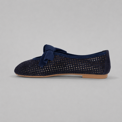 Zapatos de serraje azul marino con calados y adorno de lazo