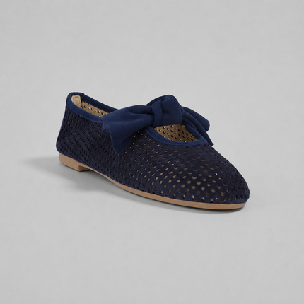 Zapatos de serraje azul marino con calados y adorno de lazo