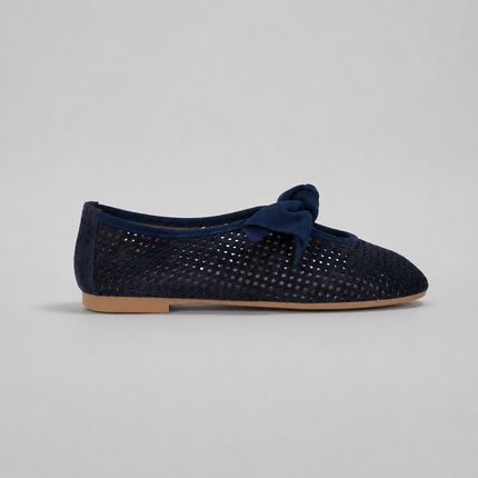 Zapatos de serraje azul marino con calados y adorno de lazo