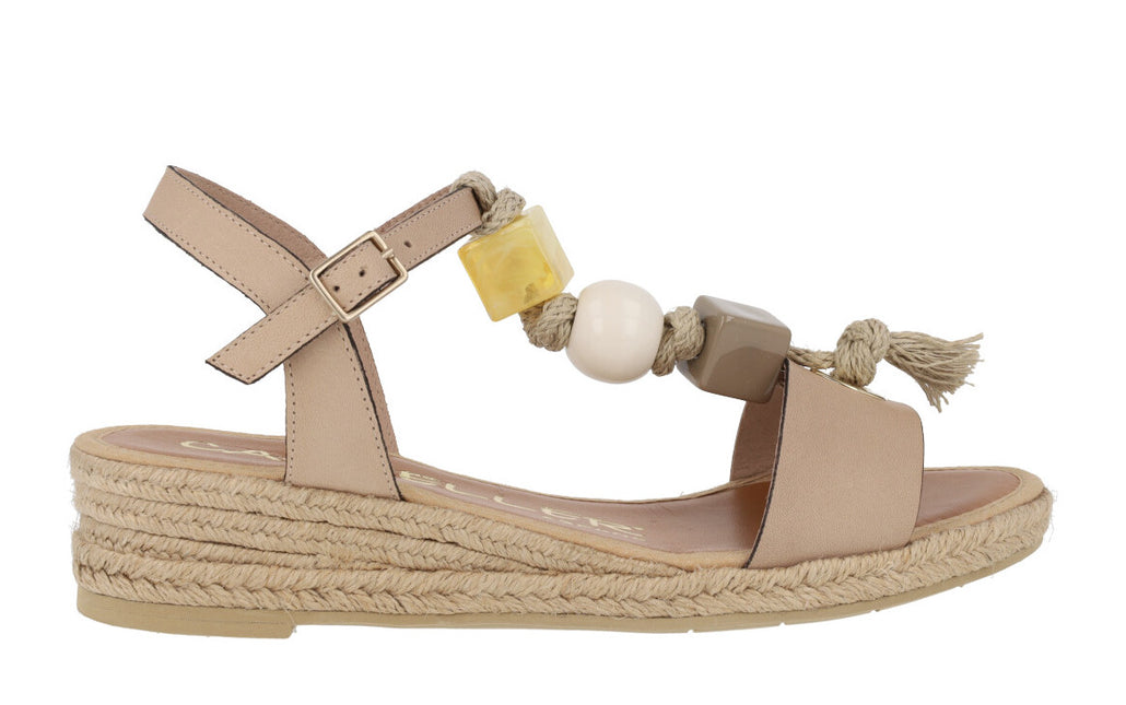 Taupe leather espadrilles with geming to the instep