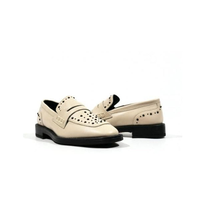 Loafers Thelma of raw color with black rivets