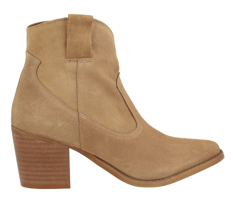 Cowboy style ankle boots in Camel Serraje
