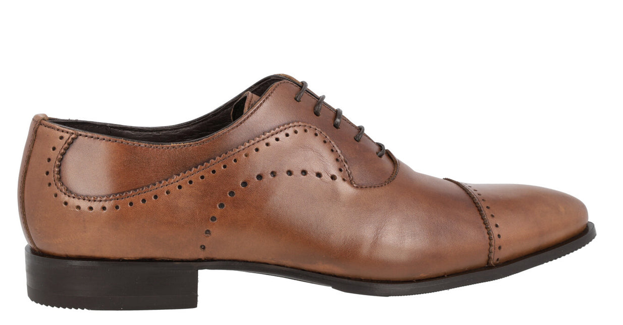 Oxford shoes in leather leather with chopped