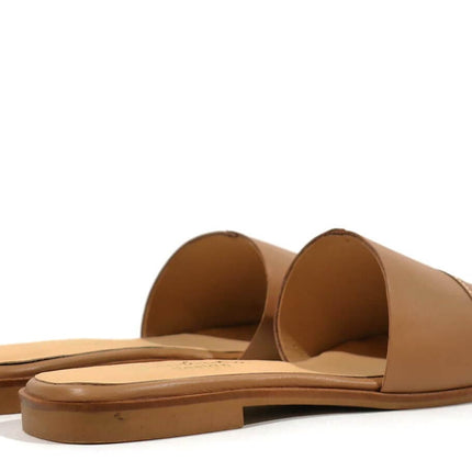 Sandalias planas de tira ancha de piel con pespuntes