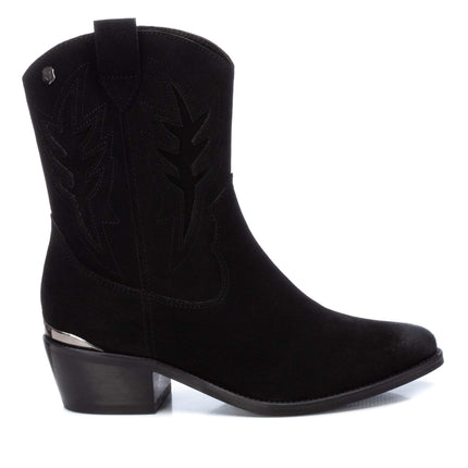 Low cowboy boots for women with a troc.