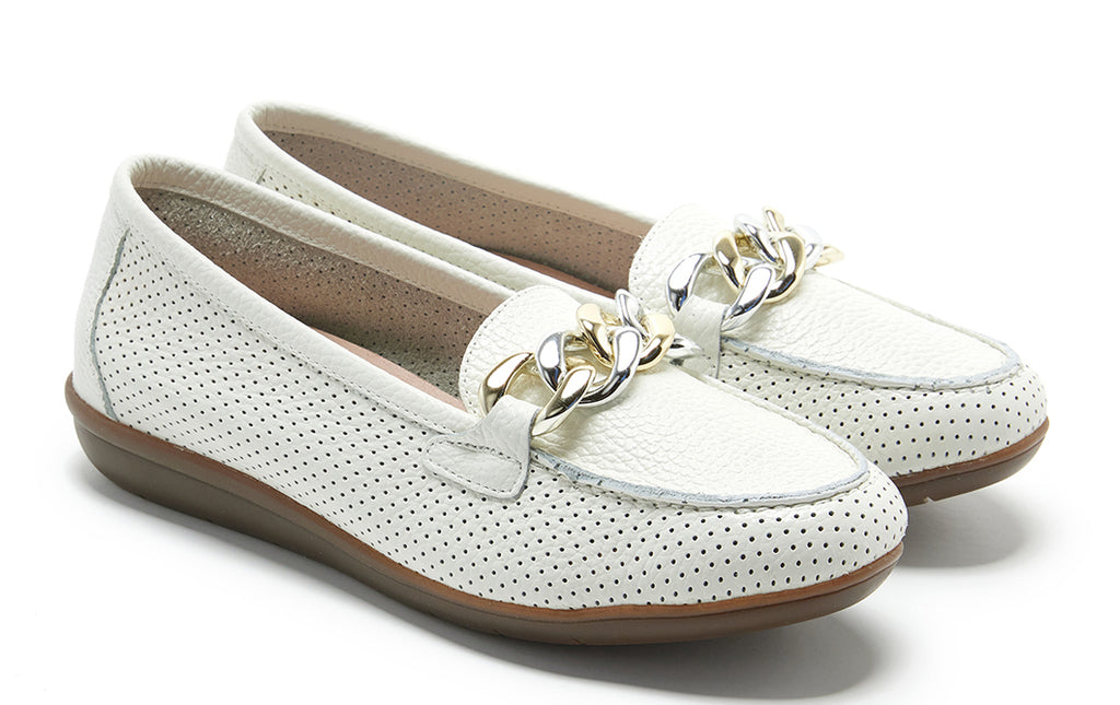 White leather moccasins with chain for women