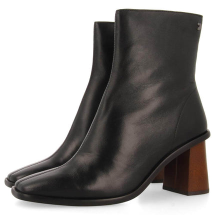Women's leather booties with 7 cm consthum heels