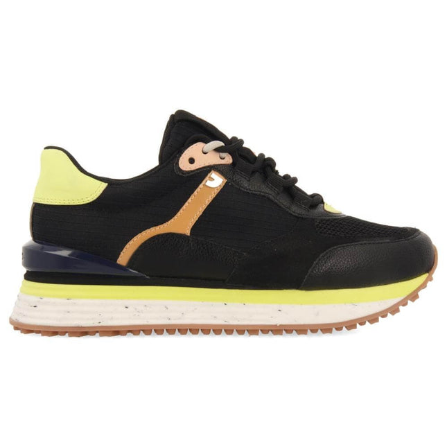 Sneakers in black combined with fehring yellow