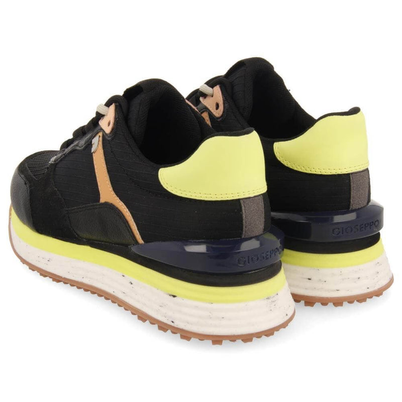 Sneakers in black combined with fehring yellow