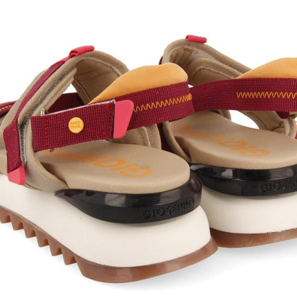 Sports sandals with blaru adjustable strips