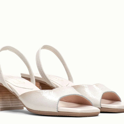 Patent leather sandals with bicolor blunt heel