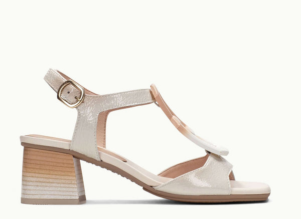 Patent leather sandals in the instep