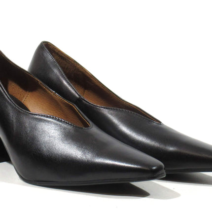 Black leather shoes with elbire reel heel