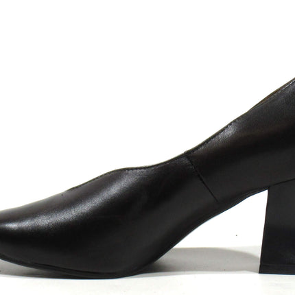 Black leather shoes with elbire reel heel