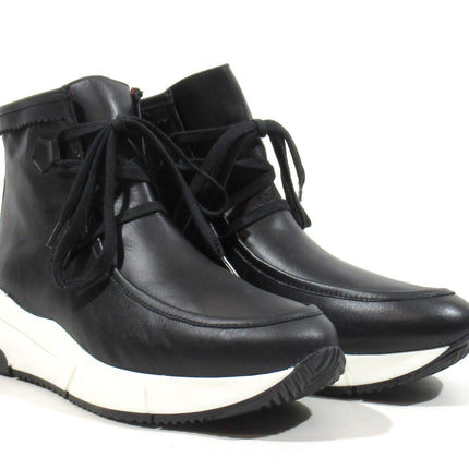 Black leather boots for women with laces