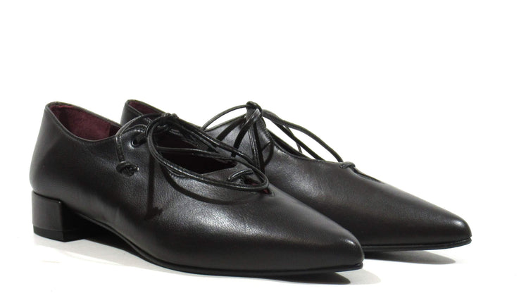 Zapatos escotados planos en piel negra con cordones
