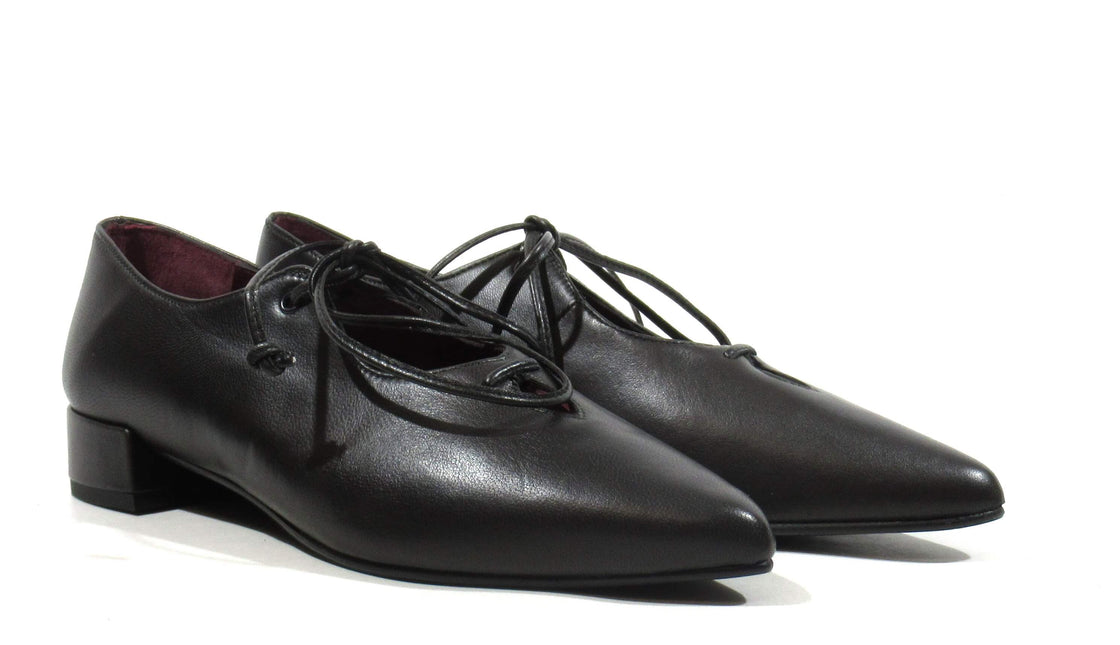 Black leather flat shoes with laces
