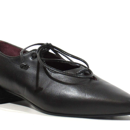 Zapatos escotados planos en piel negra con cordones