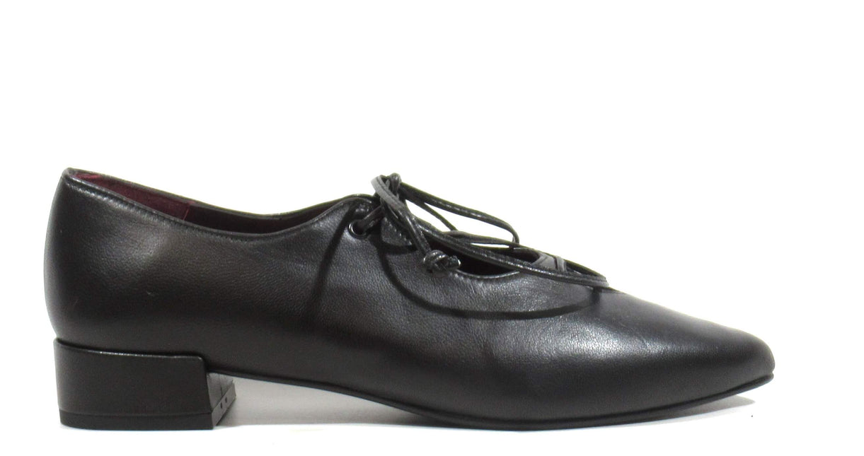 Black leather flat shoes with laces
