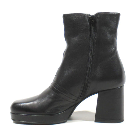 Leather booties with platform and square last