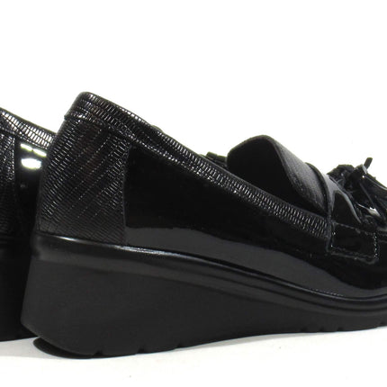 Patent leather moccasins with women