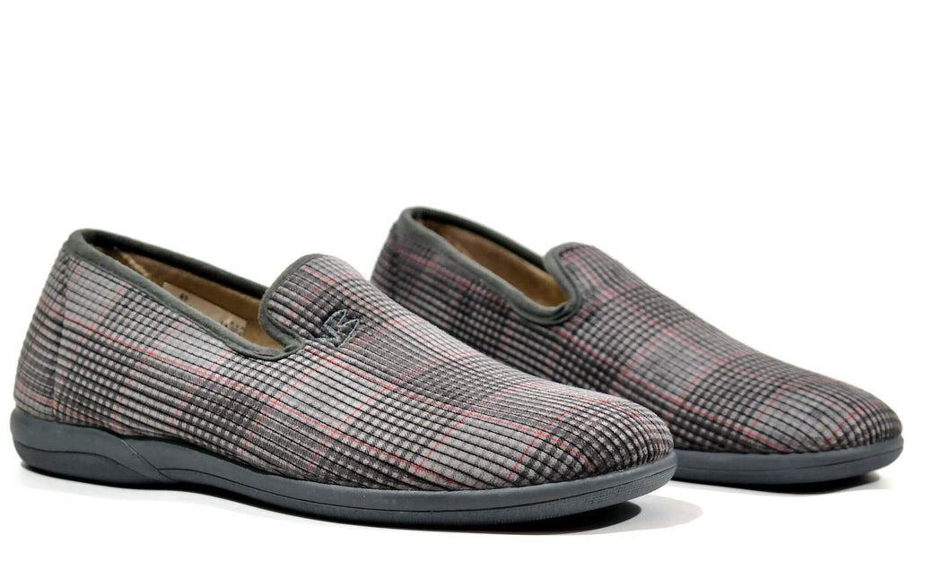 Closed sneakers for men in gray combined