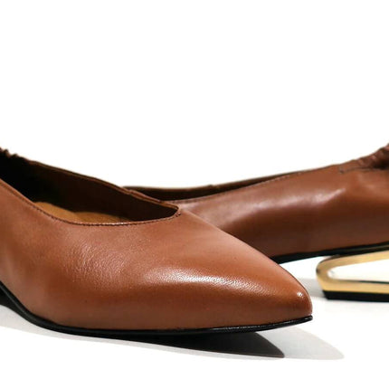 Camel leather halls with metalized low -heeled woman