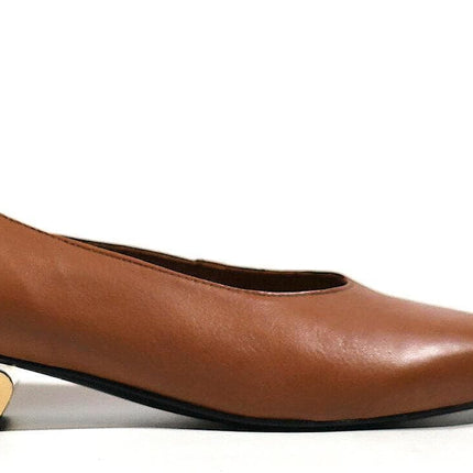 Camel leather halls with metalized low -heeled woman