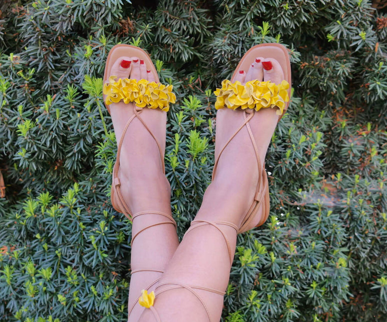 Sandalias planas para mujer con flores y cintas