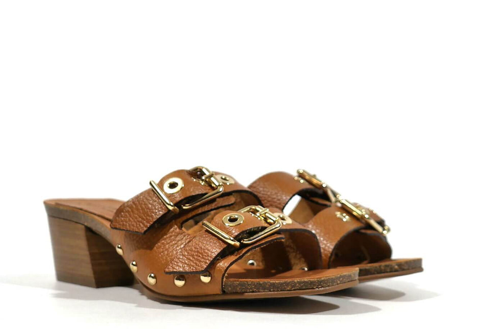 Skin sandals with seaborn buckles