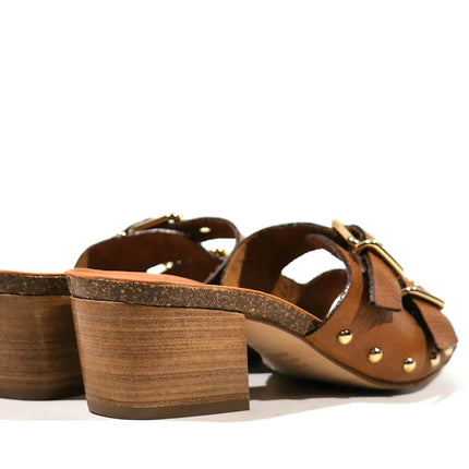 Skin sandals with seaborn buckles