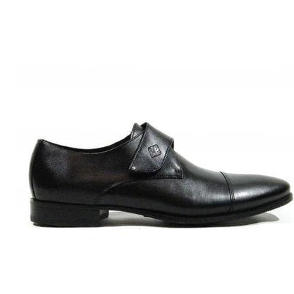 Zapatos negros de piel con cierre de velcro